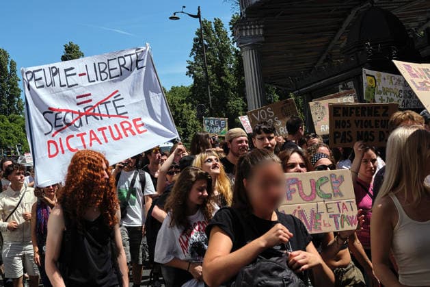 Paris France 13 Juin 2026 2025 Manifestive pour defendre les Free Parties et contre la loi Ripost Tekno parade revendicative organisee par le mouvement Free Party pour protester contre la repression de la culture des fetes libres en France. Tekno protest parade organized by the Free Party movement to protest against the repression of free party culture in France in Paris France on June 13 2026 ILLUSTRATION, TECHNO PARADE, MUSIQUE ELECTRONIQUE, CULTURE, DEFILE NEWS FREE PARTY FETE LIBRE CULTURE SOCIETE SOUND SYSTEM MUSIQUE ELECTRO TECHNO TEUFEUR MANIFESTATION ILLUSTRATION, TECHNO PARADE, ELECTRONIC MUSIC, CULTURE, PARADE NEWS FREE PARTY FREE PARTY CULTURE SOCIETY SOUND SYSTEM ELECTRO TECHNO MUSIC SOUND SYSTEM RDR TEKNIVAL CAISSON AUTOGEST  Copyright: xBrunoxLevesquex