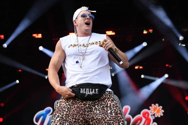 Entertainment Bilder des Tages Inselfieber am 13.06.2026 auf dem Freigelände an der Rudolf Weber-Arena in Oberhausen Calvin Kleinen steht am 13.06.2026 in Oberhausen ( Nordrhein-Westfalen ) auf der Bühne. *** Island fever on 13 06 2026 on the outdoor area at the Rudolf Weber Arena in Oberhausen Calvin Kleinen will be on stage on 13 06 2026 in Oberhausen North Rhine-Westphalia xRx