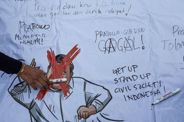 Students rally against government policies in Yogyakarta YOGYAKARTA, INDONESIA JUNE 13, 2026: Hundreds of students gather at the Gejayan intersection in Yogyakarta during a protest against a range of government policies they say are harmful to the public. Organized by the People™s Alliance, the demonstration brought together students from several universities who presented ten demands, including the cancellation of the Free Nutritious Meals (MBG) program and the Merah Putih Cooperative initiative, the repeal of recent revisions to laws governing the Indonesian National Armed Forces (TNI), the National Police (Polri), and military courts, as well as guarantees for free education, healthcare, labor rights, environmental protection, free Copyright: x xMuhammadxRizkyxFebriansyahx xJNAxPressx