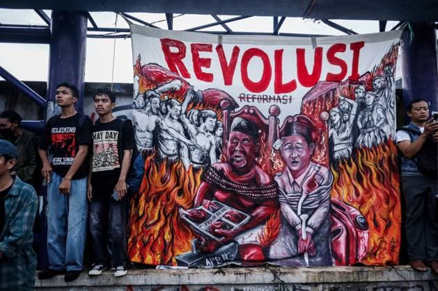 Students rally against government policies in Yogyakarta YOGYAKARTA, INDONESIA JUNE 13, 2026: Hundreds of students gather at the Gejayan intersection in Yogyakarta during a protest against a range of government policies they say are harmful to the public. Organized by the People™s Alliance, the demonstration brought together students from several universities who presented ten demands, including the cancellation of the Free Nutritious Meals (MBG) program and the Merah Putih Cooperative initiative, the repeal of recent revisions to laws governing the Indonesian National Armed Forces (TNI), the National Police (Polri), and military courts, as well as guarantees for free education, healthcare, labor rights, environmental protection, free Copyright: x xMuhammadxRizkyxFebriansyahx xJNAxPressx