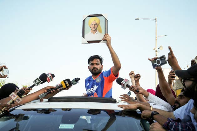 News Bilder des Tages CJP Abhijeet Dipke takes part in a demonstration in Amritsar Amritsar, Jun 13 (ANI): Founder of Cockroach Janata Party Abhijeet Dipke holds the portrait of freedom fighter Bhagat Singh during a demonstration against alleged corruption in the education system and recurring examination paper leaks, in Amritsar on Saturday. Amritsar Punjab India Copyright: xANIx ANI_20260613359