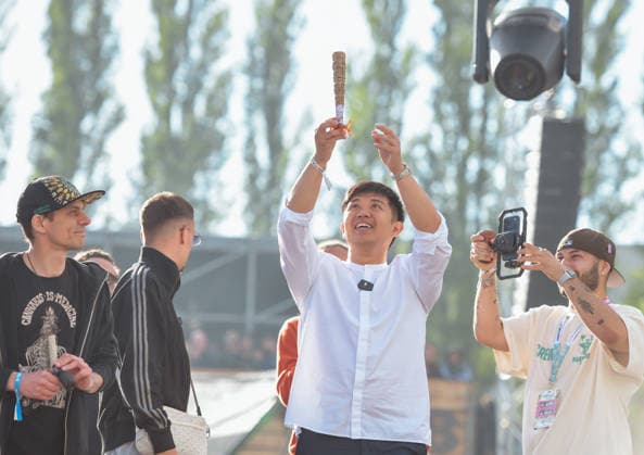 13.06.2026, xlakx, Entertainment, Mary Jane Berlin 2026 v.l. Mary-Jane-Gründer Duc Anh Dang mit einem Joint zum 10 Jährigen Jubiläumnin der Hand. Die Veranstaltung präsentiert Aussteller aus den Bereichen Cannabis, Medizin, Lifestyle und Hanfprodukte. Berlin *** 13 06 2026, xlakx, Entertainment, Mary Jane Berlin 2026 v l Mary Jane founder Duc Anh Dang with a joint in his hand for the 10th anniversary The event presents exhibitors from the fields of cannabis, medicine, lifestyle and hemp products Berlin Daniel Lakomski
