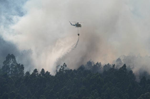 A helicopter tries to extinguish a fire, 13 June 2026, in Padrón, A Coruna, Galicia Spain In an attempt to extinguish the flames of the fire that started during a day of high temperatures in Galicia, a large device has been mobilized, that includes numerous aerial means both autonomic and of the central government 13 JUNE 2026 FIRE FIRE LEVEL 2 EXTINCTION SMOKE FLAMES HELICOPTER Á in Padron, A Coruna Galicia in Padron, A Coruna Galicia Spain  Copyright: xÃlvaroxBallesterosx 7594505