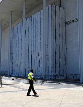 Trump s name removed from Kennedy Center Tarps are hung on scaffolding outside The Kennedy Center on June 13, 2026 in Washington, DC. Friday late night workers removed the President Donald Trump s name from the Kennedy Center. Photo by Olivier Douliery ABACAPRESS.COM Washington DC United States  Copyright: xDoulieryxOlivier ABACAx
