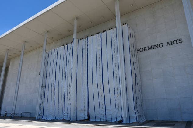 Trump s name removed from Kennedy Center Tarps are hung on scaffolding outside The Kennedy Center on June 13, 2026 in Washington, DC. Friday late night workers removed the President Donald Trump s name from the Kennedy Center. Photo by Olivier Douliery ABACAPRESS.COM Washington DC United States  Copyright: xDoulieryxOlivier ABACAx