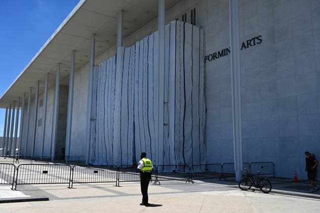 Trump s name removed from Kennedy Center Tarps are hung on scaffolding outside The Kennedy Center on June 13, 2026 in Washington, DC. Friday late night workers removed the President Donald Trump s name from the Kennedy Center. Photo by Olivier Douliery ABACAPRESS.COM Washington DC United States  Copyright: xDoulieryxOlivier ABACAx