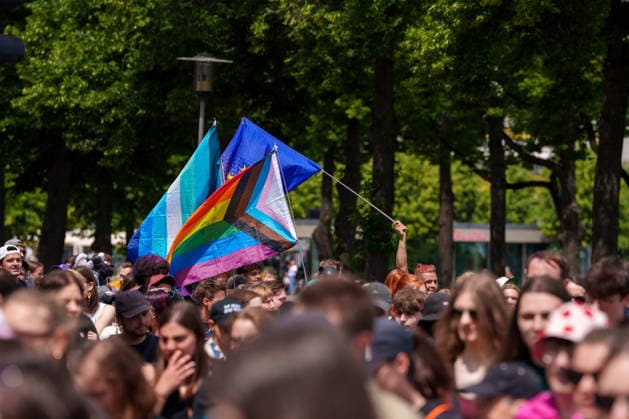 Pride March and Demonstration During CSD in Kassel Germany - Kassel, 13.06.2026 Participants take part in the Christopher Street Day (CSD) march in Kassel. Demonstrators marched from Königsplatz through the city centre before returning to Königsplatz, where rallies and speeches were held before and after the procession. Hundreds of people gathered to advocate for LGBTQ+ rights, equality and diversity. Local media reported attendance of around 1,500 participants, though official figures were not immediately available. Hesse
