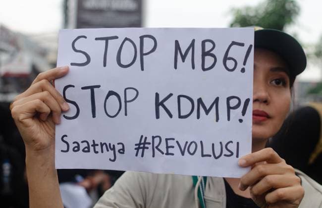 Students lead anti-government protest in Yogyakarta YOGYAKARTA, INDONESIA JUNE 13, 2026: Protesters hold placards and banners during a demonstration at the Gejayan intersection in Yogyakarta. The rally, organized by the Aliansi Rakyat Memanggil (People s Calling Alliance), brought together students, activists and members of civil society to express opposition to several government policies and to call for social and economic reforms. Photo by Messa Adi Saputra JNA Press (Photo by Messa Adi Saputra JNA Press via Nexpher Images) Yogyakarta