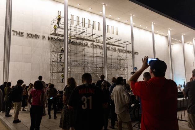 Removal of US President Trump’s name from the Kennedy Center WASHINGTON, DC, UNITED STATES - JUNE 13: People watch as workers set up scaffolding on the facade of the Kennedy Center, ahead of the removal of US President Trump’s name from the building, in Washington, DC, United States, on June 13, 2026. Nathan Posner Anadolu Washington, DC United States. Editorial use only. Please get in touch for any other usage.  Copyright: x2026xAnadoluxNathanxPosnerx