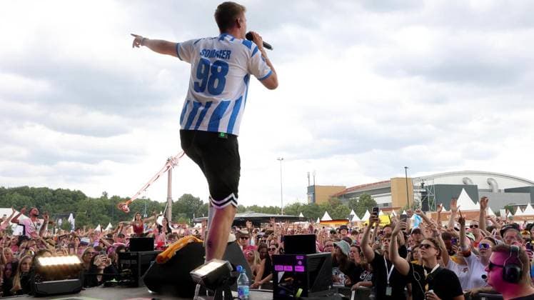 Inselfieber - die große Schlagersause auf dem Parkplatz Arena Oberhausen ** NUR FÜR REDAKTIONELLE ZWECKE ** EDITORIAL USE ONLY **<p>Inselfieber - die große Schlagersause am Samstag den 13.Juni 2026 auf dem Parkplatz Arena Oberhausen Foto : Frank Oppitz FUNKE Foto Services< p> Freizeit, Lifestyle Deutschland NRW Oberhausen Copyright: FrankxOppitz *** Inselfieber die große Schlagersause auf dem Parkplatz Arena Oberhausen FOR EDITORIAL PURPOSES ONLY p Inselfieber die große Schlagersause on Saturday, June 13, 2026 at the Arena Oberhausen parking lot Photo Frank Oppitz FUNKE Foto Services p Leisure, Lifestyle Germany NRW Oberhausen Copyright FrankxOppitz Copyright: FrankxOppitz doc869vlq129jtmsj88m0n ,EDITORIAL USE ONLY