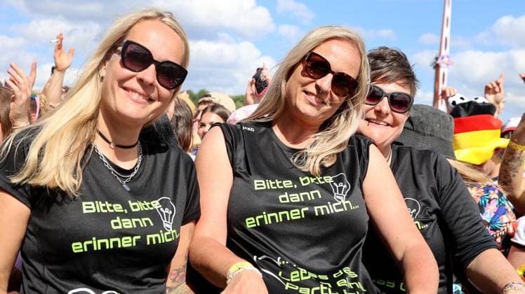 Inselfieber - die große Schlagersause auf dem Parkplatz Arena Oberhausen ** NUR FÜR REDAKTIONELLE ZWECKE ** EDITORIAL USE ONLY **<p>Inselfieber - die große Schlagersause am Samstag den 13.Juni 2026 auf dem Parkplatz Arena Oberhausen Foto : Frank Oppitz FUNKE Foto Services< p> Freizeit, Lifestyle Deutschland NRW Oberhausen Copyright: FrankxOppitz *** Inselfieber die große Schlagersause auf dem Parkplatz Arena Oberhausen FOR EDITORIAL PURPOSES ONLY p Inselfieber die große Schlagersause on Saturday, June 13, 2026 at the Arena Oberhausen parking lot Photo Frank Oppitz FUNKE Foto Services p Leisure, Lifestyle Germany NRW Oberhausen Copyright FrankxOppitz Copyright: FrankxOppitz doc869vlje07i8gr4wd1ye7 ,EDITORIAL USE ONLY