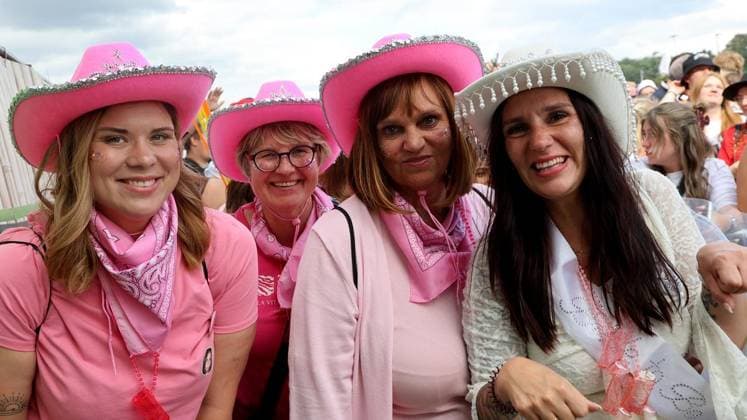 Inselfieber - die große Schlagersause auf dem Parkplatz Arena Oberhausen ** NUR FÜR REDAKTIONELLE ZWECKE ** EDITORIAL USE ONLY **<p>Inselfieber - die große Schlagersause am Samstag den 13.Juni 2026 auf dem Parkplatz Arena Oberhausen Foto : Frank Oppitz FUNKE Foto Services< p> Freizeit, Lifestyle Deutschland NRW Oberhausen Copyright: FrankxOppitz *** Inselfieber die große Schlagersause auf dem Parkplatz Arena Oberhausen FOR EDITORIAL PURPOSES ONLY p Inselfieber die große Schlagersause on Saturday, June 13, 2026 at the Arena Oberhausen parking lot Photo Frank Oppitz FUNKE Foto Services p Leisure, Lifestyle Germany NRW Oberhausen Copyright FrankxOppitz Copyright: FrankxOppitz doc869vlejqokg3z9gd1yz7 ,EDITORIAL USE ONLY