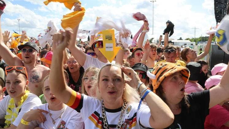 Inselfieber - die große Schlagersause auf dem Parkplatz Arena Oberhausen ** NUR FÜR REDAKTIONELLE ZWECKE ** EDITORIAL USE ONLY **<p>Inselfieber - die große Schlagersause am Samstag den 13.Juni 2026 auf dem Parkplatz Arena Oberhausen Foto : Frank Oppitz FUNKE Foto Services< p> Freizeit, Lifestyle Deutschland NRW Oberhausen Copyright: FrankxOppitz *** Inselfieber die große Schlagersause auf dem Parkplatz Arena Oberhausen FOR EDITORIAL PURPOSES ONLY p Inselfieber die große Schlagersause on Saturday, June 13, 2026 at the Arena Oberhausen parking lot Photo Frank Oppitz FUNKE Foto Services p Leisure, Lifestyle Germany NRW Oberhausen Copyright FrankxOppitz Copyright: FrankxOppitz doc869vld8dlsj1kzubo1gbl ,EDITORIAL USE ONLY