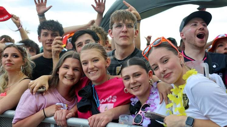 Inselfieber - die große Schlagersause auf dem Parkplatz Arena Oberhausen ** NUR FÜR REDAKTIONELLE ZWECKE ** EDITORIAL USE ONLY **<p>Inselfieber - die große Schlagersause am Samstag den 13.Juni 2026 auf dem Parkplatz Arena Oberhausen Foto : Frank Oppitz FUNKE Foto Services< p> Freizeit, Lifestyle Deutschland NRW Oberhausen Copyright: FrankxOppitz *** Inselfieber die große Schlagersause auf dem Parkplatz Arena Oberhausen FOR EDITORIAL PURPOSES ONLY p Inselfieber die große Schlagersause on Saturday, June 13, 2026 at the Arena Oberhausen parking lot Photo Frank Oppitz FUNKE Foto Services p Leisure, Lifestyle Germany NRW Oberhausen Copyright FrankxOppitz Copyright: FrankxOppitz doc869vldf4etfyom4tm1k ,EDITORIAL USE ONLY