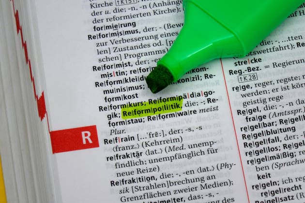 Duden mit dem markierten Schriftzug Reformpolitik Duden mit dem markierten Schriftzug Reformpolitik, 12.06.2026, Borkwalde, Brandenburg, In einem Duden wurden mit einem Marker der Schriftzug Reformpolitik hervorgehoben.