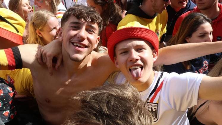 Inselfieber - die große Schlagersause auf dem Parkplatz Arena Oberhausen ** NUR FÜR REDAKTIONELLE ZWECKE ** EDITORIAL USE ONLY **<p>Inselfieber - die große Schlagersause am Samstag den 13.Juni 2026 auf dem Parkplatz Arena Oberhausen Foto : Frank Oppitz FUNKE Foto Services< p> Freizeit, Lifestyle Deutschland NRW Oberhausen Copyright: FrankxOppitz *** Inselfieber die große Schlagersause auf dem Parkplatz Arena Oberhausen FOR EDITORIAL PURPOSES ONLY p Inselfieber die große Schlagersause on Saturday, June 13, 2026 at the Arena Oberhausen parking lot Photo Frank Oppitz FUNKE Foto Services p Leisure, Lifestyle Germany NRW Oberhausen Copyright FrankxOppitz Copyright: FrankxOppitz doc869vl8xebpj1k53ii1zd6 ,EDITORIAL USE ONLY