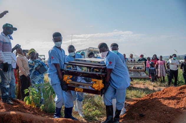 News Bilder des Tages Ebola outbreak in Democratic Republic of Congo BUNIA, DEMOCRATIC REPUBLIC OF THE CONGO - JUNE 13: The body is buried by health officials wearing protective suits and Red Cross teams following the shrouding procedures carried out as part of epidemic control measures and disinfection efforts in the area as an infected citizen who has the Ebola virus has died in Bunia, Democratic Republic of the Congo (DRC), on June 13, 2026. Stringer Anadolu Bunia Democratic Republic of the Congo. Editorial use only. Please get in touch for any other usage.  Copyright: x2026xAnadoluxStringerx