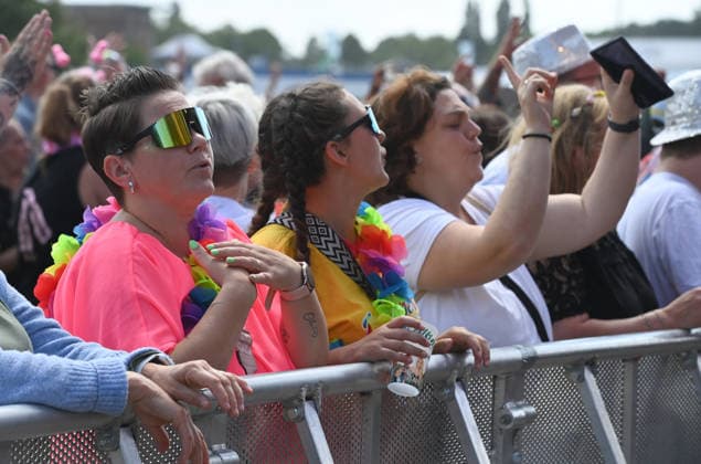 Schlagerfans in bunter Kostuemierung feiern bei dem Konzert, Feature, Symbolfoto, Randmotiv, Inselfieber, SchlagerParty in Oberhausen am 13.06.2026, *** Schlager fans in colorful costumes celebrate at the concert, feature, symbol photo, border motif, island fever, SchlagerParty in Oberhausen on 13 06 2026,