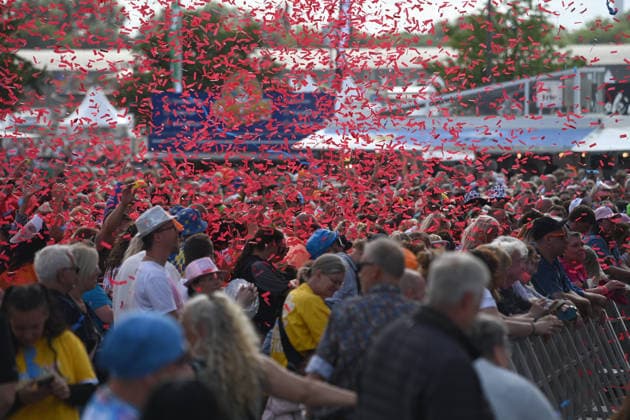 Schlagerfans in bunter Kostuemierung feiern bei dem Konzert, Feature, Symbolfoto, Randmotiv, Inselfieber, SchlagerParty in Oberhausen am 13.06.2026, *** Schlager fans in colorful costumes celebrate at the concert, feature, symbol photo, border motif, island fever, SchlagerParty in Oberhausen on 13 06 2026,