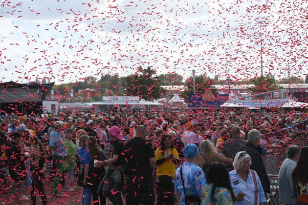 Schlagerfans in bunter Kostuemierung feiern bei dem Konzert, Feature, Symbolfoto, Randmotiv, Inselfieber, SchlagerParty in Oberhausen am 13.06.2026, *** Schlager fans in colorful costumes celebrate at the concert, feature, symbol photo, border motif, island fever, SchlagerParty in Oberhausen on 13 06 2026,