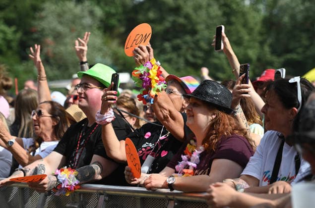 Schlagerfans in bunter Kostuemierung feiern bei dem Konzert, Feature, Symbolfoto, Randmotiv, Inselfieber, SchlagerParty in Oberhausen am 13.06.2026, *** Schlager fans in colorful costumes celebrate at the concert, feature, symbol photo, border motif, island fever, SchlagerParty in Oberhausen on 13 06 2026,