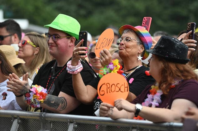Schlagerfans in bunter Kostuemierung feiern bei dem Konzert, Feature, Symbolfoto, Randmotiv, Inselfieber, SchlagerParty in Oberhausen am 13.06.2026, *** Schlager fans in colorful costumes celebrate at the concert, feature, symbol photo, border motif, island fever, SchlagerParty in Oberhausen on 13 06 2026,