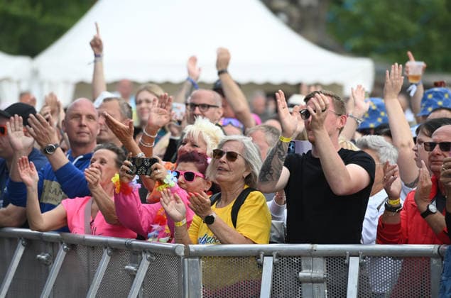 Schlagerfans in bunter Kostuemierung feiern bei dem Konzert, Feature, Symbolfoto, Randmotiv, Inselfieber, SchlagerParty in Oberhausen am 13.06.2026, *** Schlager fans in colorful costumes celebrate at the concert, feature, symbol photo, border motif, island fever, SchlagerParty in Oberhausen on 13 06 2026,