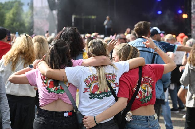 Schlagerfans in bunter Kostuemierung feiern bei dem Konzert, Feature, Symbolfoto, Randmotiv, Inselfieber, SchlagerParty in Oberhausen am 13.06.2026, *** Schlager fans in colorful costumes celebrate at the concert, feature, symbol photo, border motif, island fever, SchlagerParty in Oberhausen on 13 06 2026,