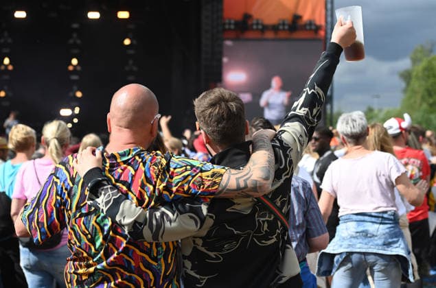 Schlagerfans in bunter Kostuemierung feiern bei dem Konzert, Feature, Symbolfoto, Randmotiv, Inselfieber, SchlagerParty in Oberhausen am 13.06.2026, *** Schlager fans in colorful costumes celebrate at the concert, feature, symbol photo, border motif, island fever, SchlagerParty in Oberhausen on 13 06 2026,