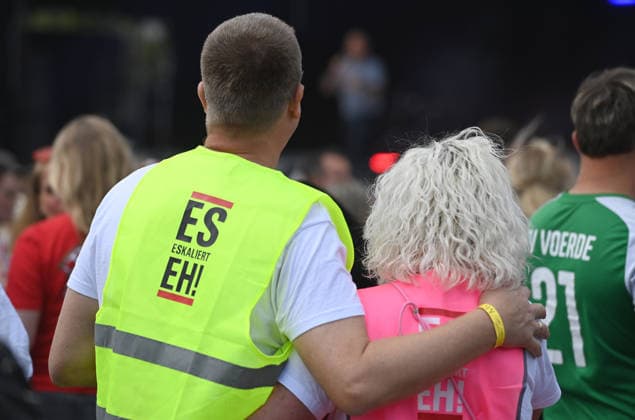 Schlagerfans in bunter Kostuemierung feiern bei dem Konzert, Feature, Symbolfoto, Randmotiv, Inselfieber, SchlagerParty in Oberhausen am 13.06.2026, *** Schlager fans in colorful costumes celebrate at the concert, feature, symbol photo, border motif, island fever, SchlagerParty in Oberhausen on 13 06 2026,