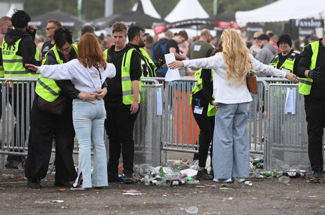Eingangskontrolle, Kontrolle am Eingang, Sicherheit, Security-Mitarbeiter tasten Besucher nach verbotenen Gegenstaenden ab, Feature, Symbolfoto, Randmotiv, Konzert, Feature, Symbolfoto, Randmotiv, Inselfieber, SchlagerParty in Oberhausen am 13.06.2026, *** Entrance control, control at the entrance, security, security staff pat down visitors for prohibited items, feature, symbolic photo, border motif, concert, feature, symbolic photo, border motif, island fever, SchlagerParty in Oberhausen on 13 06 2026,