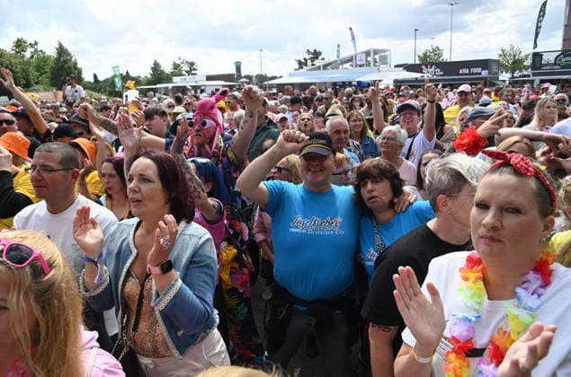 Schlagerfans in bunter Kostuemierung feiern bei dem Konzert, Feature, Symbolfoto, Randmotiv, Inselfieber, SchlagerParty in Oberhausen am 13.06.2026, *** Schlager fans in colorful costumes celebrate at the concert, feature, symbol photo, border motif, island fever, SchlagerParty in Oberhausen on 13 06 2026,
