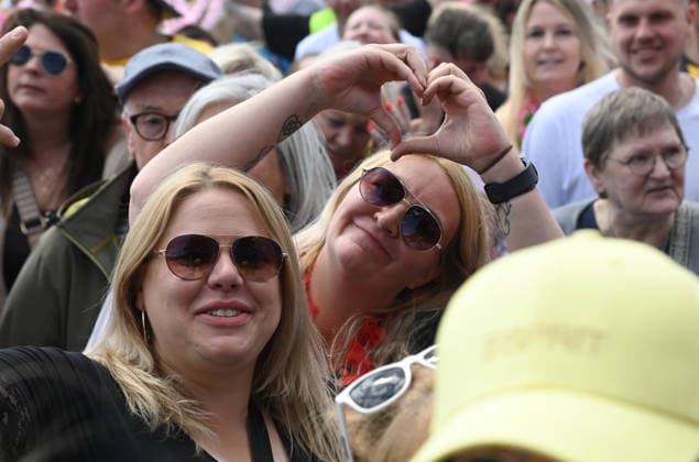 Schlagerfans in bunter Kostuemierung feiern bei dem Konzert, Feature, Symbolfoto, Randmotiv, Inselfieber, SchlagerParty in Oberhausen am 13.06.2026, *** Schlager fans in colorful costumes celebrate at the concert, feature, symbol photo, border motif, island fever, SchlagerParty in Oberhausen on 13 06 2026,