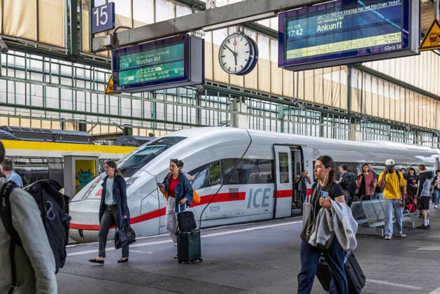 Reisende im Bahnhof, Fahrgäste und Abfahrttafel im Hauptbahnhof Stuttgart. ICE. 12.06.2026, Stuttgart, Baden-Württemberg, Deutschland *** Passengers at the station, passengers and departure board at Stuttgart main station ICE 12 06 2026, Stuttgart, Baden Württemberg, Germany