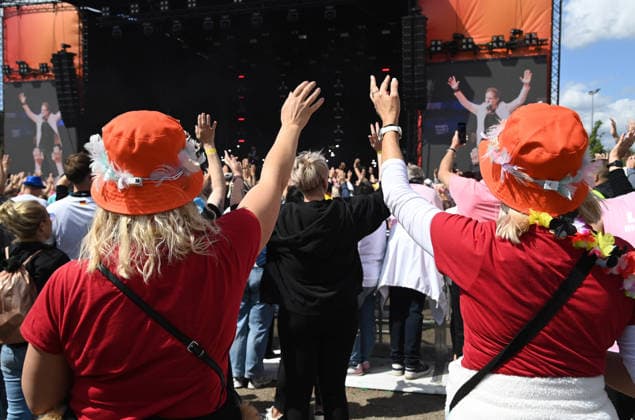 Schlagerfans in bunter Kostuemierung feiern bei dem Konzert, Feature, Symbolfoto, Randmotiv, Inselfieber, SchlagerParty in Oberhausen am 13.06.2026, *** Schlager fans in colorful costumes celebrate at the concert, feature, symbol photo, border motif, island fever, SchlagerParty in Oberhausen on 13 06 2026,