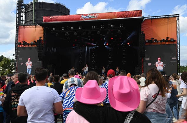 Schlagerfans in bunter Kostuemierung feiern bei dem Konzert, Feature, Symbolfoto, Randmotiv, Inselfieber, SchlagerParty in Oberhausen am 13.06.2026, *** Schlager fans in colorful costumes celebrate at the concert, feature, symbol photo, border motif, island fever, SchlagerParty in Oberhausen on 13 06 2026,