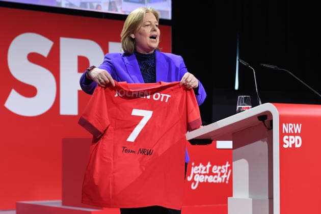 Landesdelegiertenkonferenz der NRWSPD am 13.06.2026 im The Frame in Düsseldorf Bärbel Bas ( Bundesministerin für Arbeit und Soziales ) zeigt ein Trikot mit der Aufschrift: Jochen Ott 7 Team NRW *** NRWSPD state delegates conference on 13 06 2026 at The Frame in Düsseldorf Bärbel Bas Federal Minister of Labor and Social Affairs shows a jersey with the inscription Jochen Ott 7 Team NRW xRx