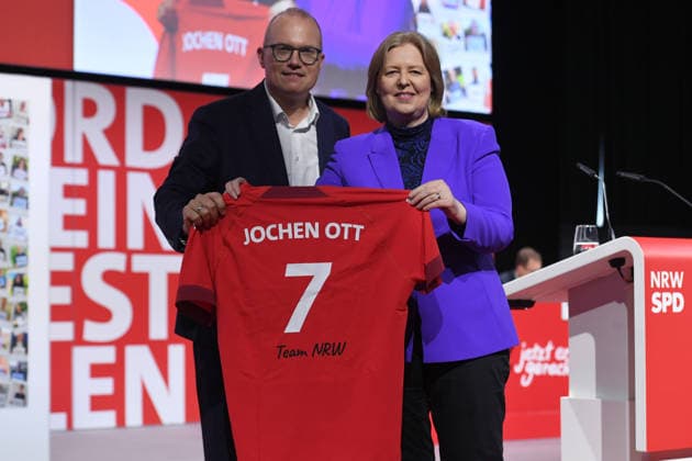 Landesdelegiertenkonferenz der NRWSPD am 13.06.2026 im The Frame in Düsseldorf Jochen Ott ( Spitzenkandidat für die Landtagswahl 2027 der NRWSPD ) und Bärbel Bas ( Bundesministerin für Arbeit und Soziales ) zeigen ein Trikot mit der Aufschrift: Jochen Ott 7 Team NRW *** NRWSPD state delegates conference on 13 06 2026 at The Frame in Düsseldorf Jochen Ott top candidate for the 2027 NRWSPD state elections and Bärbel Bas Federal Minister of Labor and Social Affairs show a jersey with the inscription Jochen Ott 7 Team NRW xRx