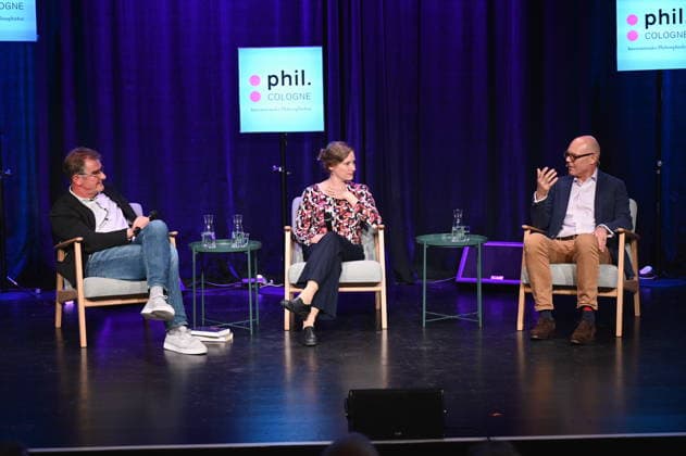 Moderator Jürgen Wiebicke, l-r, Psychologin Maike Luhmann, Philosoph Michael Zichy spricht auf der Phil.Cologne, ein internationales Fest für Philosophie zum Thema Anderen wichtig sein – Maike Luhmann und Michael Zichy über Einsamkeit und Lebenssinn *** Presenter Jürgen Wiebicke, l r, psychologist Maike Luhmann, philosopher Michael Zichy speak at Phil Cologne, an international festival of philosophy on the subject of being important to others - Maike Luhmann and Michael Zichy on loneliness and the meaning of life