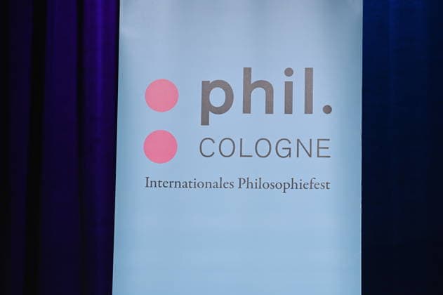 Logo, Schriftzug der Phil.Cologne, ein internationales Fest für Philosophie, auf einem Aufsteller auf der Bühne *** Logo, lettering of Phil Cologne, an international festival of philosophy, on a stand on the stage