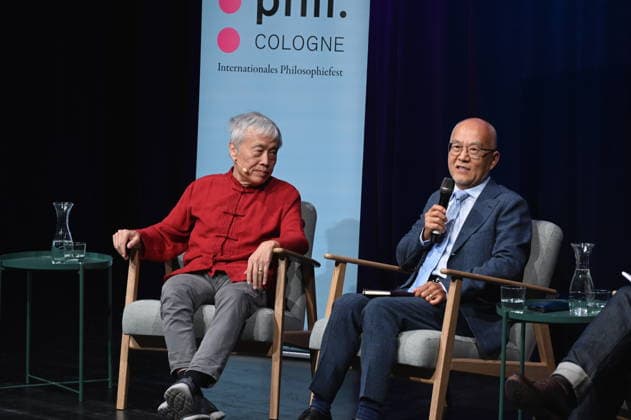 Übersetzer Shi Ming und Politikwissenschaftler Wu Guoguang, l-r, spricht auf der Phil.Cologne, ein internationales Fest für Philosophie zum Thema Großmacht China – Wu Guoguang über Xi Jinpings Weltpolitik *** Translator Shi Ming and political scientist Wu Guoguang, l r, speaks at Phil Cologne, an international festival of philosophy on the topic of China as a great power - Wu Guoguang on Xi Jinpings global politics