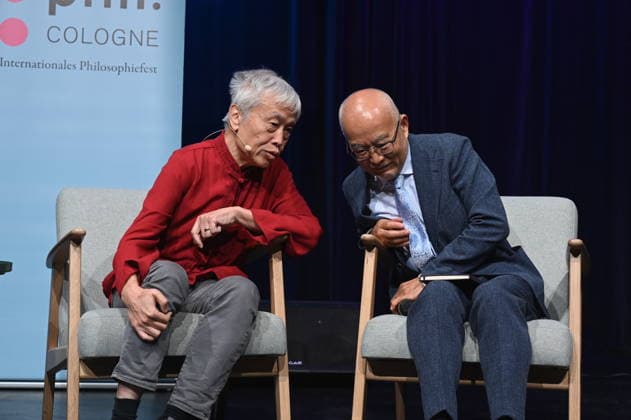 Übersetzer Shi Ming und Politikwissenschaftler Wu Guoguang, l-r, spricht auf der Phil.Cologne, ein internationales Fest für Philosophie zum Thema Großmacht China – Wu Guoguang über Xi Jinpings Weltpolitik *** Translator Shi Ming and political scientist Wu Guoguang, l r, speaks at Phil Cologne, an international festival of philosophy on the topic of China as a great power - Wu Guoguang on Xi Jinpings global politics
