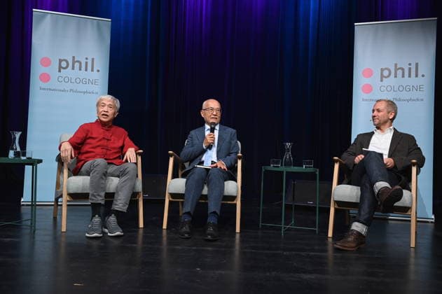 Übersetzer Shi Ming, l-r, Politikwissenschaftler Wu Guoguang und Sinologe und Autor.Daniel Leese spricht auf der Phil.Cologne, ein internationales Fest für Philosophie zum Thema Großmacht China – Wu Guoguang über Xi Jinpings Weltpolitik *** Translator Shi Ming, l r, political scientist Wu Guoguang and sinologist and author Daniel Leese speak at Phil Cologne, an international festival of philosophy on the subject of China as a great power - Wu Guoguang on Xi Jinpings global politics