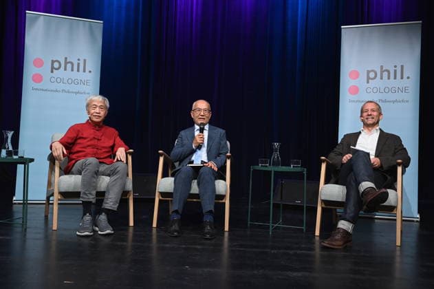 Übersetzer Shi Ming, l-r, Politikwissenschaftler Wu Guoguang und Sinologe und Autor.Daniel Leese spricht auf der Phil.Cologne, ein internationales Fest für Philosophie zum Thema Großmacht China – Wu Guoguang über Xi Jinpings Weltpolitik *** Translator Shi Ming, l r, political scientist Wu Guoguang and sinologist and author Daniel Leese speak at Phil Cologne, an international festival of philosophy on the subject of China as a great power - Wu Guoguang on Xi Jinpings global politics