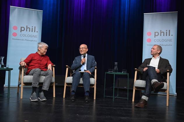 Übersetzer Shi Ming, l-r, Politikwissenschaftler Wu Guoguang und Sinologe und Autor.Daniel Leese spricht auf der Phil.Cologne, ein internationales Fest für Philosophie zum Thema Großmacht China – Wu Guoguang über Xi Jinpings Weltpolitik *** Translator Shi Ming, l r, political scientist Wu Guoguang and sinologist and author Daniel Leese speak at Phil Cologne, an international festival of philosophy on the subject of China as a great power - Wu Guoguang on Xi Jinpings global politics