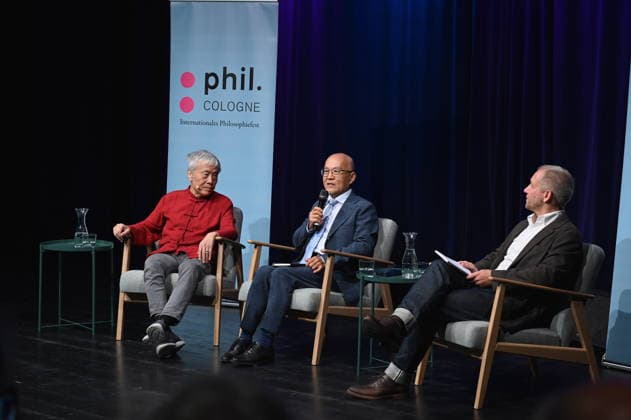 Übersetzer Shi Ming, l-r, Politikwissenschaftler Wu Guoguang und Sinologe und Autor.Daniel Leese spricht auf der Phil.Cologne, ein internationales Fest für Philosophie zum Thema Großmacht China – Wu Guoguang über Xi Jinpings Weltpolitik *** Translator Shi Ming, l r, political scientist Wu Guoguang and sinologist and author Daniel Leese speak at Phil Cologne, an international festival of philosophy on the subject of China as a great power - Wu Guoguang on Xi Jinpings global politics