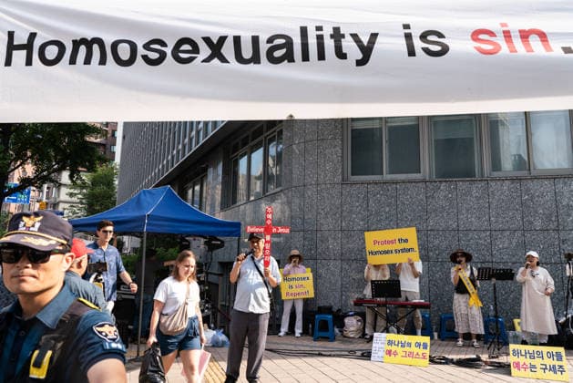 The 27th Seoul Queer Parade (SQP) in Seoul - 13 Jun 2026 A participant holding a cross preaches against homosexuality during the Seoul Queer Parade. The 27th Seoul Queer Parade (SQP) was held in Seoul, South Korea. It is a public cultural event held downtown every year to promote LGBTQIA+ visibility, human rights, cultural enjoyment, and pride. Seoul South Korea Copyright: xSimonxShinx xSOPAxImagesx _DSC3300
