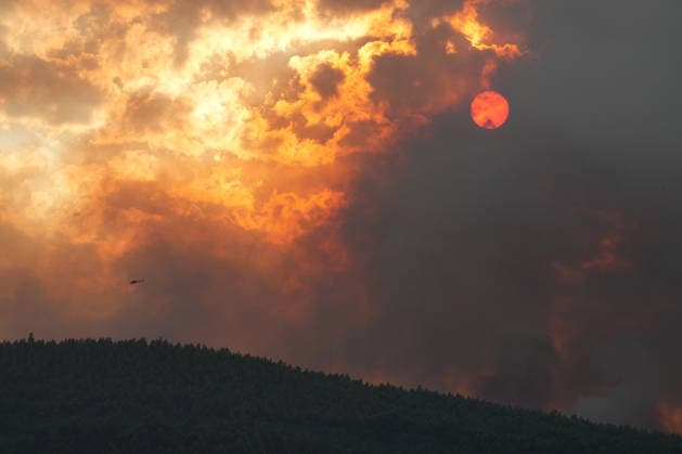 A helicopter tries to extinguish a fire, 13 June 2026, in Padrón, A Coruna, Galicia Spain In an attempt to extinguish the flames of the fire that started during a day of high temperatures in Galicia, a large device has been mobilized, that includes numerous aerial means both autonomic and of the central government 13 JUNE 2026 FIRE FIRE LEVEL 2 EXTINCTION SMOKE FLAMES HELICOPTER Á in Padron, A Coruna Galicia in Padron, A Coruna Galicia Spain  Copyright: xÃlvaroxBallesterosx 7594669