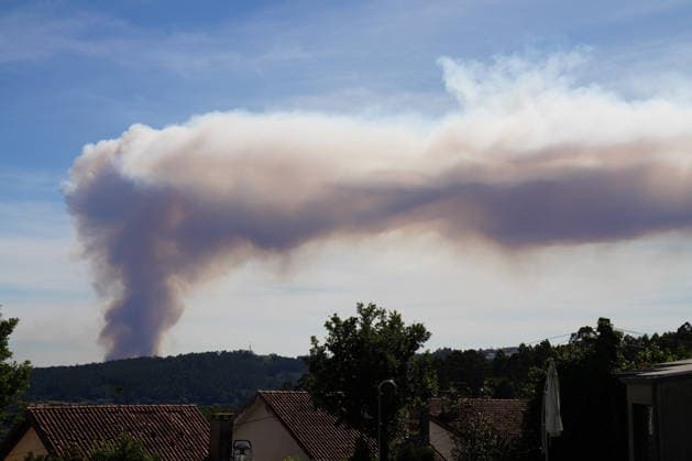 The fire in Padrón A Coruna has already devastated about 200 hectares View of a fire, on June 13, 2026, in Padrón, A Coruna, Galicia Spain To try to extinguish the flames of the fire that started during a day of high temperatures in Galicia, a large device has been mobilized, that includes numerous aerial means both autonomic and of the central government 13 JUNE 2026 FIRE FIRE LEVEL 2 EXTINCTION SMOKE FLAMES HELICOPTER Á in Padron, A Coruna Galicia in Padron, A Coruna Galicia Spain  Copyright: xÃlvaroxBallesterosx 7594670
