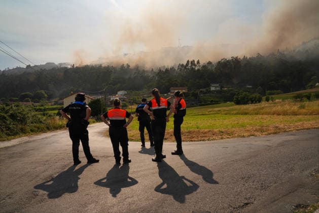 The fire in Padrón A Coruna already razes about 200 hectares Several emergency services collaborate in extinguishing a fire, on June 13, 2026, in Padrón, A Coruna, Galicia Spain To try to extinguish the flames of the fire that started during a day of high temperatures in Galicia has mobilized an important device, which includes numerous aerial resources from both the autonomous region and the central government 13 JUNE 2026 FIRE FIRE LEVEL 2 EXTINCTION SMOKE FLAMES HELICOPTER FOREST FIREFIGHTERS EMERGENCY EMERGENCY SERVICES Á in Padron, A Coruna Galicia in Padron, A Coruna Galicia Spain  Copyright: xÃlvaroxBallesterosx 7594677